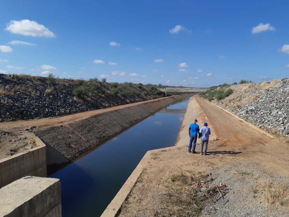 Aesa e ANA visitam obras do PISF no rio Paraíba. Águas da transposição seguem para Camalaú