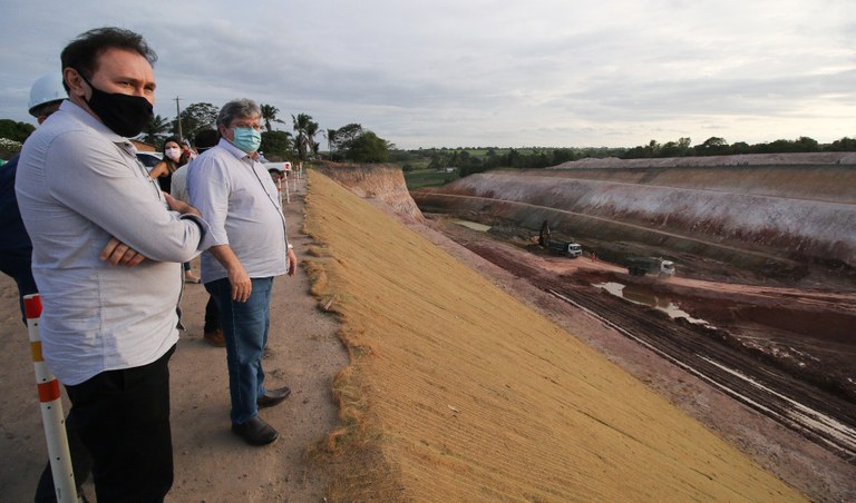 Governador inspeciona obras do canal Acauã-Araçagi e investimentos do governo em Lucena, Mamanguape e Sapé