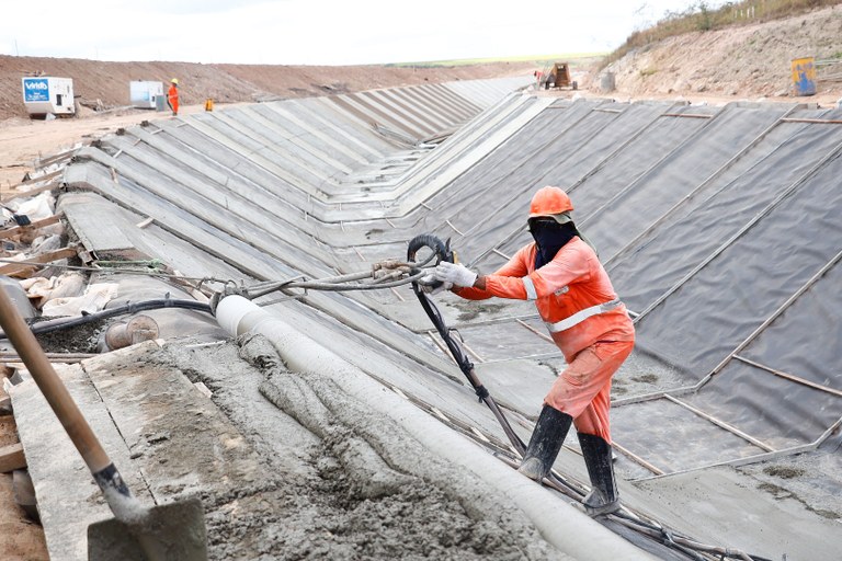 Governo realiza visita técnica à obra do canal Acauã-Araçagi com técnicos do Sinduscon