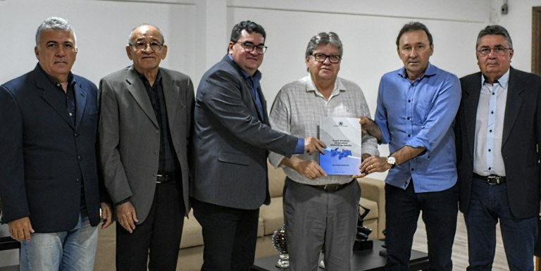 Governador recebe novo Plano Estadual de Recursos Hídricos com diretrizes e ações para os próximos 20 anos