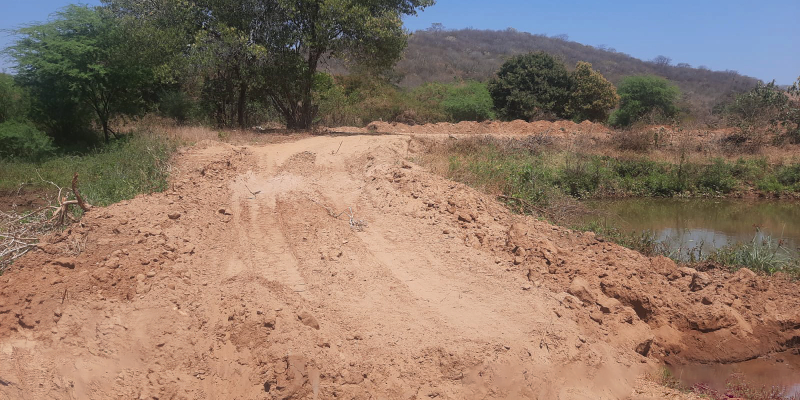 Aesa e Polícia Ambiental desobstruem rio Gravatá, em Pedra Branca, após fiscalização